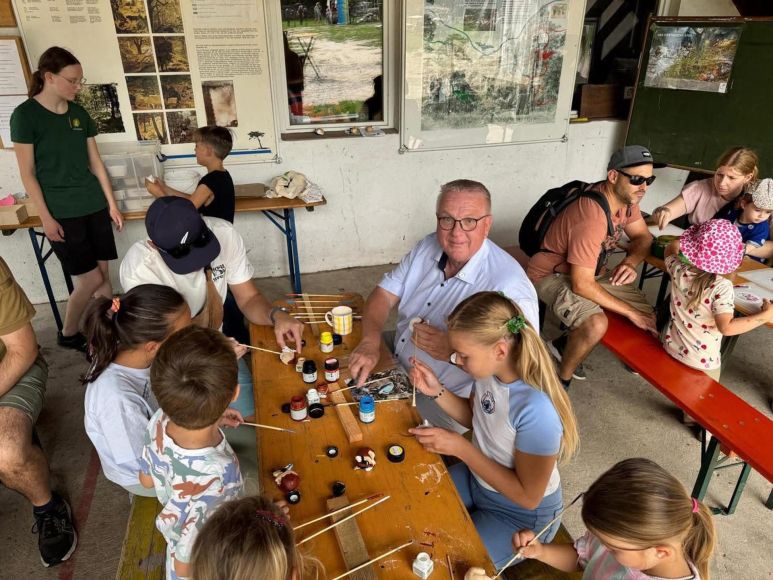 Auch Bürgermeister Hinz war beim Basteln mit von der Partie.