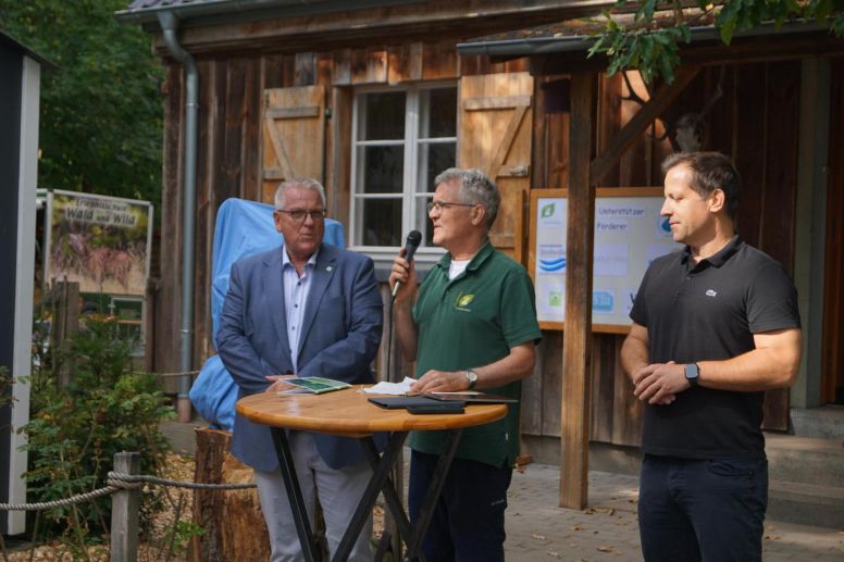 Festliche Ansprache von Revierförster Stefan Dorschel (M.), Bürgermeister von Mainz, Nino Haase (r.) und Bürgermeister von Budenheim, Stephan Hinz (l.).