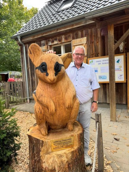 Das Maskottchen "LENNY", der Gartenschläfer mit Bürgermeister Stephan Hinz.