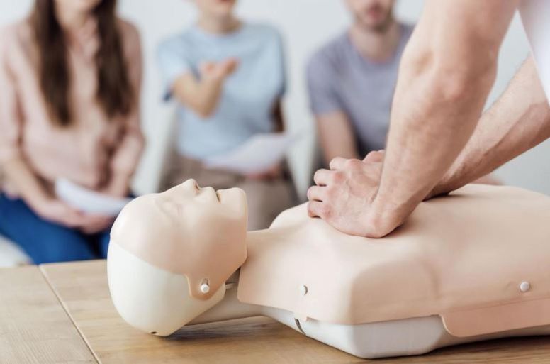 Foto: Adobestock
Bei einem Herz-Kreislauf-Stillstand zählt jede Minute.