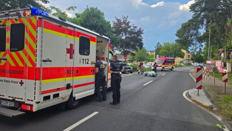 Foto: BYC-News
Bei einem Unfall auf der Binger Str. unterstützen die First Responder den Rettungsdienst. Hier wurde ein Motorroller von einem Pkw angefahren.