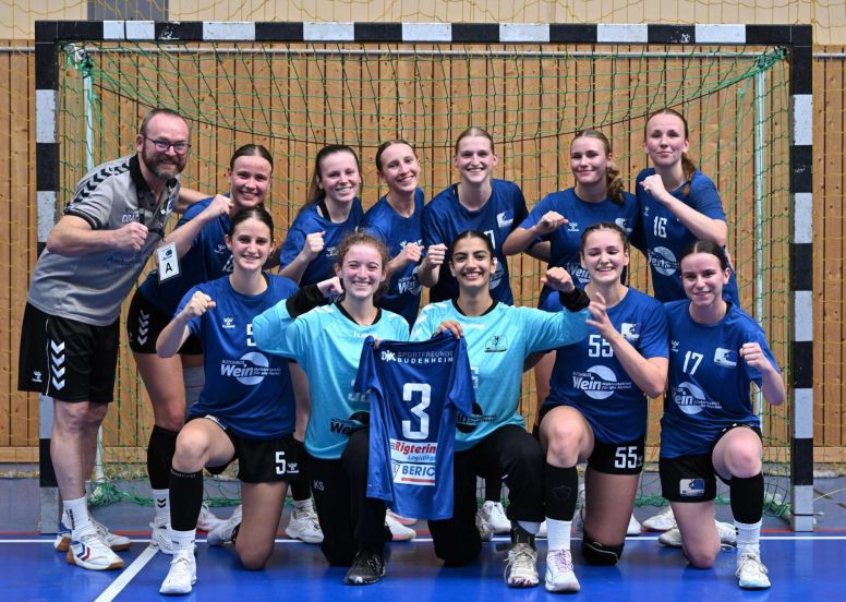 Foto: Romeo Kopf
Happy über ihren Sieg: Die wA-Jugendmädels der DJK Sportfreunde Budenheim mit ihrem Trainer.