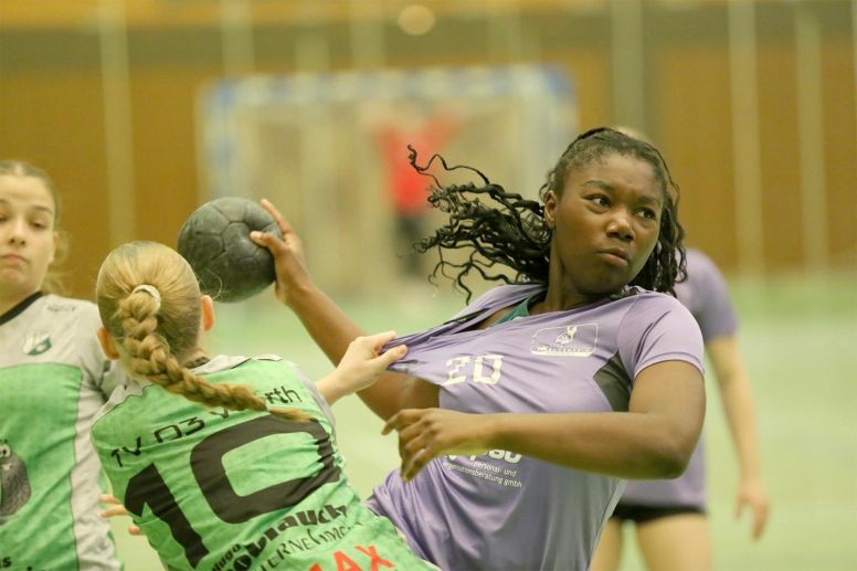 Océane Chloé Nana Tchoutang Chati im Zweikampf mit ihrer Gegenspielerin.