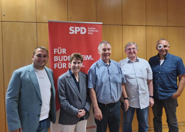 Marcel Wabra, Alexandra Thiers (25 Jahre), Sandro Lippert (50 Jahre), Ambros Dotzer (40 Jahre) und Peter Wersin (v.l.n.r.).