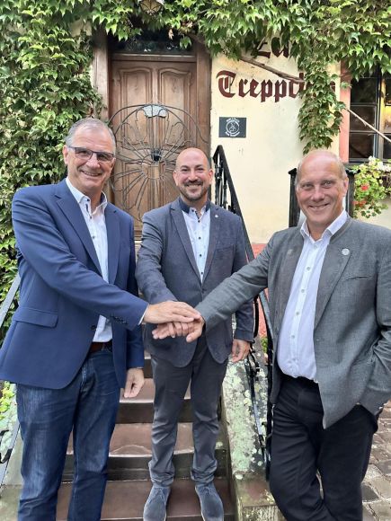 Ein Triumvirat: Der neue und alte Bürgermeister von Walluf, Nikolaos Stavridis, in der Mitte, neben dem Bürgermeister von Kiedrich, Winfried Steinmacher, und dem Bürgermeister von Heidenrod, Volker Diefenbach.
