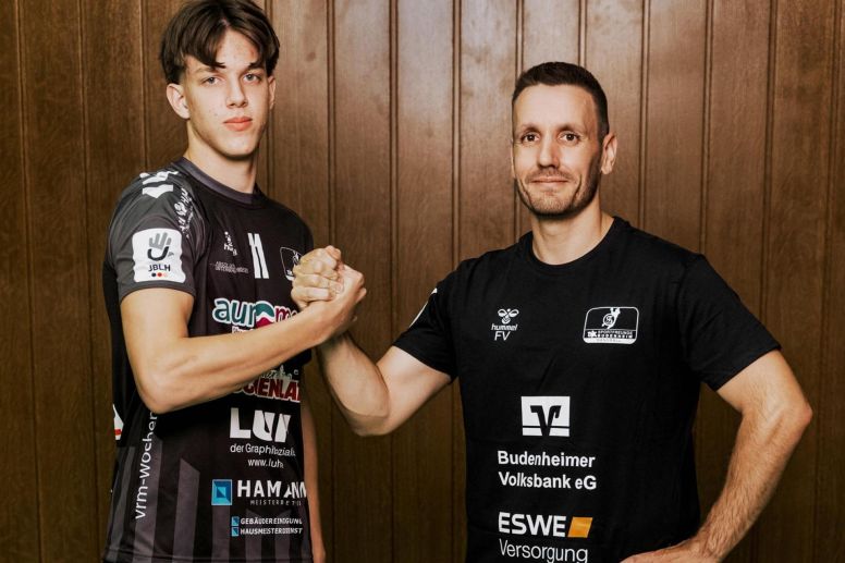 Foto: Dennis Weißmantel
Mit seinem Zweitspielrecht kann Münsters Talent Peter Szabady (l.) Erstligaluft schnuppern. Trainer Fabian Vollmar heißt ihn bei den Sportfreunden Budenheim willkommen.