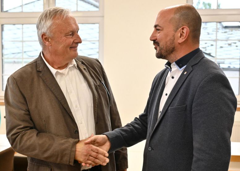 Foto: Heibel
Gegenkandidat Hubertus Krahner (l.) gratulierte Nikolaos Stavridis (r.) zum Wahlsieg.