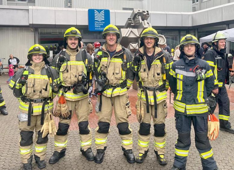 Die Kameraden der Freiwilligen Feuerwehr vor dem Start...