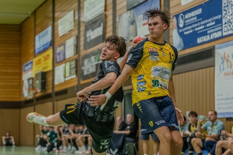 Foto: Markus Kieber
Peter Szabady (l.) setzt sich bei seiner Heimpremiere im Vorbereitungsspiel gegen die Rhein-Neckar-Löwen durch.