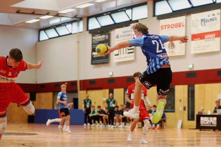 Foto: SFB/Ingo Fischer
Freiwillig hätte Ole Schiebeler diesen Tempo-Gegenstoß nicht mit dem Rücken zum Tor abgeschlossen. Unmittelbar zuvor hatte ihn sein Gegenspieler Max Klein (l.) rotwürdig gefoult.