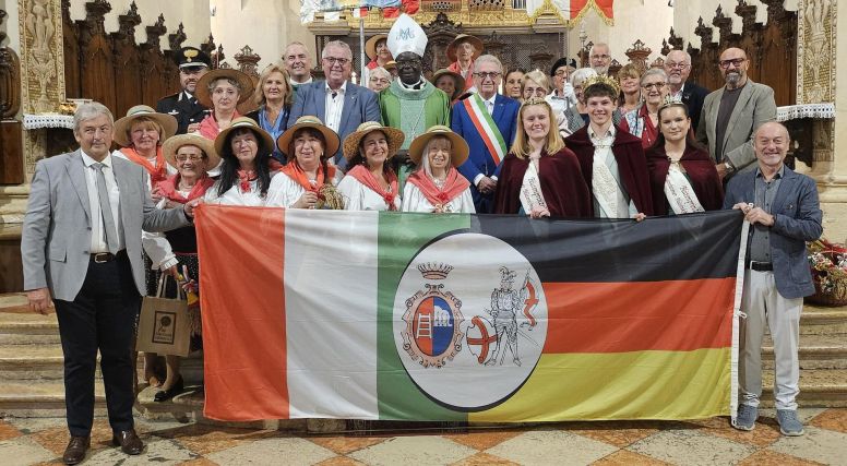 Foto: Gemeinde Budenheim
Das Blütenhaus aus Budenheim, genoss zusammen mit Bürgermeister Stephan Hinz und einer Delegation des Deutsch-Italienischen-Freundeskreises den Besuch in der italienischen Partnerstadt.