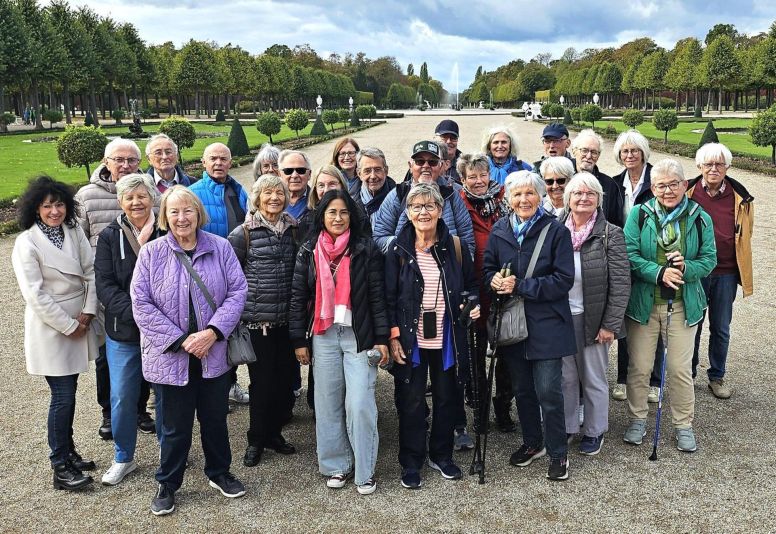 Gruppenfoto vor der weitläufigen Anlage des Schlossparks.