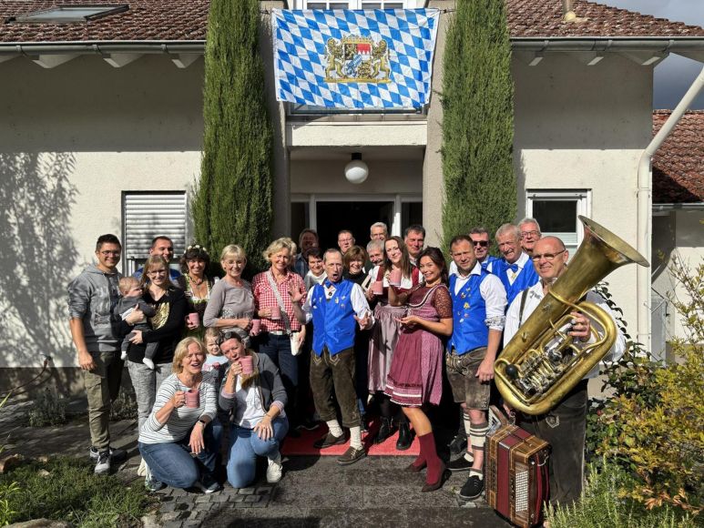 Das CCB-Komitee beim Oktoberfest-Frühschoppen im weiß-blau dekorierten Haus von Beirats- und Komiteesprecher Dr. Christian Fischer.