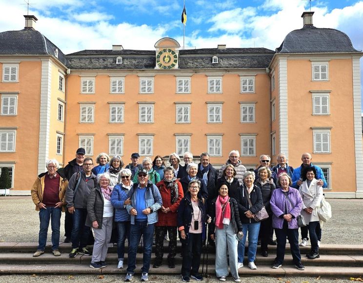 Fotos: Elke Peters
Ein Foto vor dem Schloss mit allen Teilnehmerinnen und Teilnehmer.