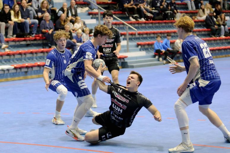Foto: Sportfreunde Budenheim / Kumiko Matsuura
Sportfreund Bosse Hamann zählte beim VfL Gummersbach zu den Aktivposten seiner Budenheimer Mannschaft, wird hier allerdings unsanft am Abschluss gehindert.