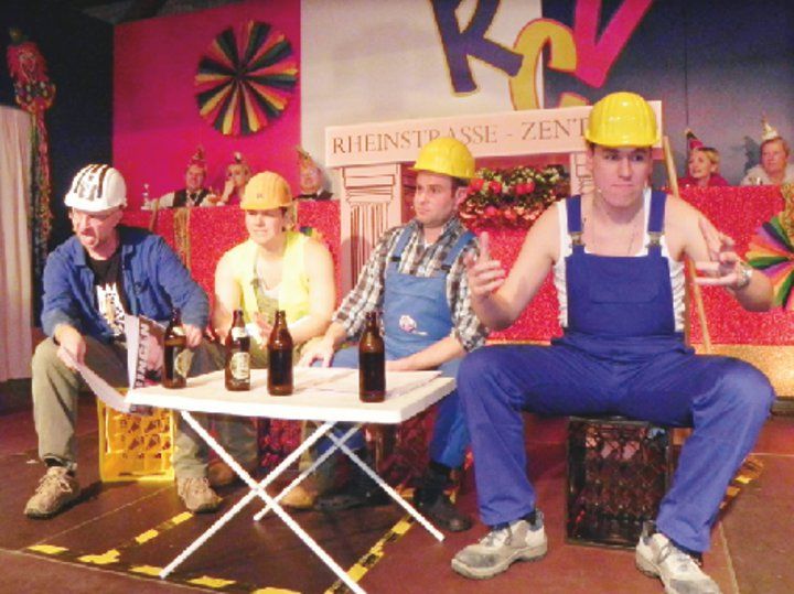 Bild: hhs
Die 4 von der Baustelle nahmen Rüdesheimer Eigenarten unter die Lupe.