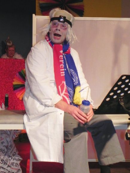 Bild: hhs
Ein reichlich schräger Mediziner: Stefan Dries trat als Arzt auf.