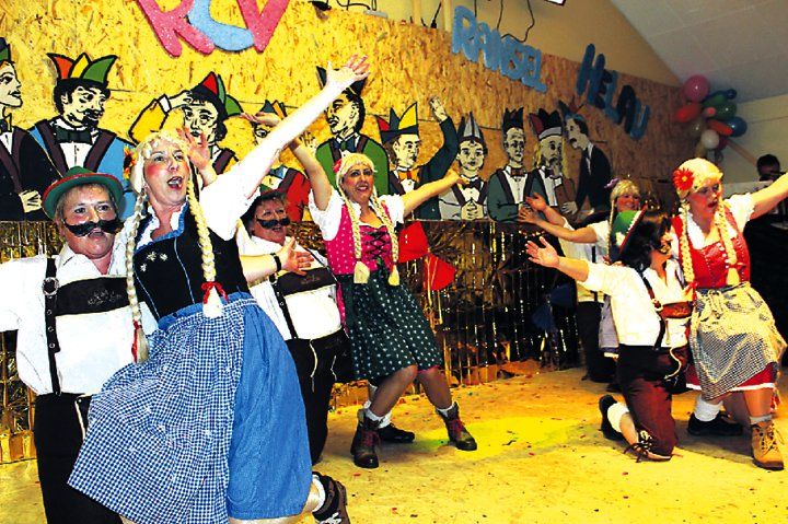 Bild: rf
"Die Uhu's" bei ihrer Tanzaufführung in bayerischer Tracht.