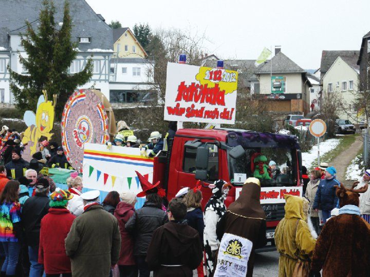Bild: mh
"Tatütata, wir sind noch da", signalisierte die Feuerwehr Kiedrich das Überleben des von den Mayas vorausgesagten Weltuntergangs.