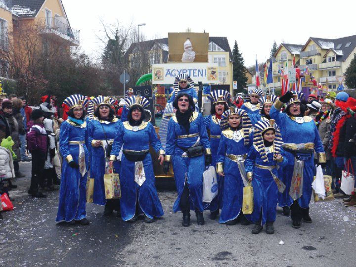 Bild: mh
Die "Rheinhexen" nahmen die närrischen Zaungäste in das Land der Pharaonen mit.