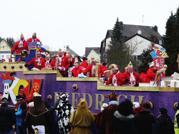 Bild: mh
Der krönende Abschluss des Rosenmontagszuges: Der Komiteewagen der Kiedricher "Sprudelfunken".