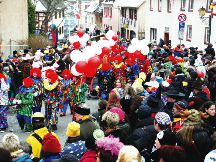 Bild: mh
Im Bereich des historischen Marktplatzes standen die Zaungäste dicht an dicht gedrängt.