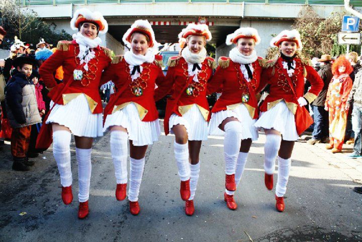 Bild: sf
Die Gardemädchen hielten sich mit Tanzen warm.