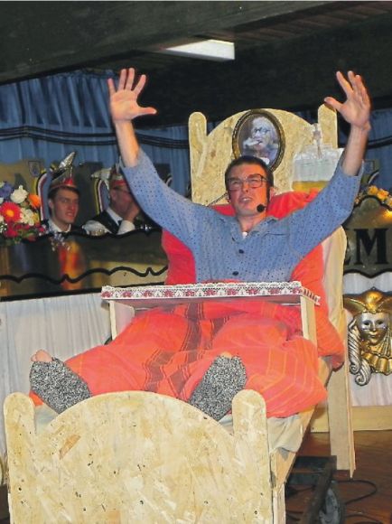 Er braucht keine Bütt: Oliver Helget –hier als „Kranker“ – ist ein Kronjuwel unter den Marienthaler Fastnachtern.