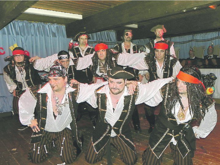 Gute Choreographie zu klasse Musik: Die Piraten des Männerballetts.