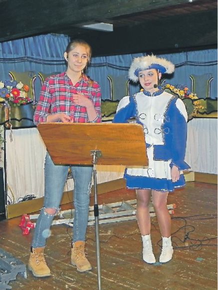 Aus altem Fastnachtsadel: Julia Banko und Franziska Sandtner eröffneten die Sitzung.