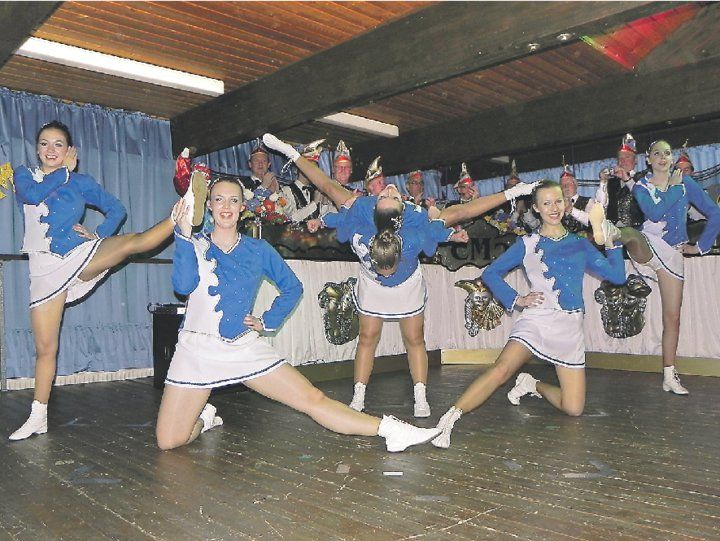 Akrobatischer Auftritt der "Blauen Engel".