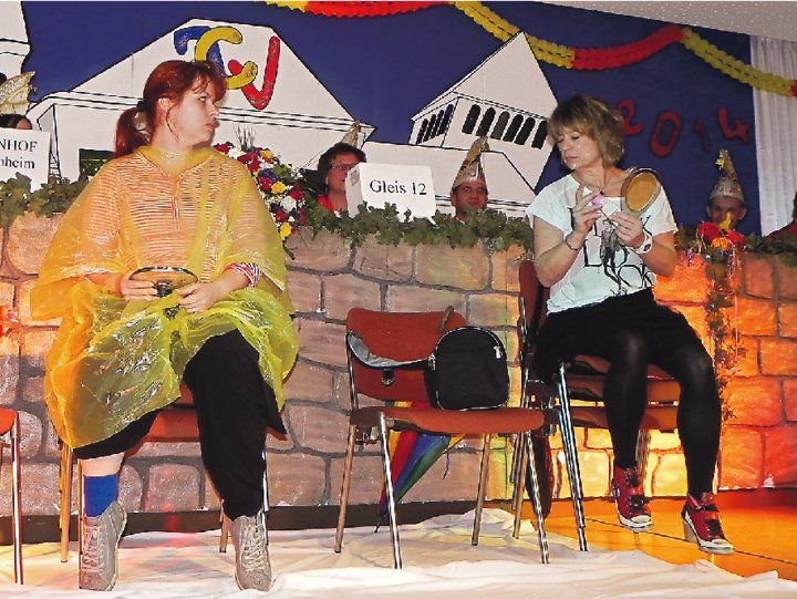 Sketch ohne Worte: Sandra Grobe-Gietz und Annette Befard beim Styling-Duell.