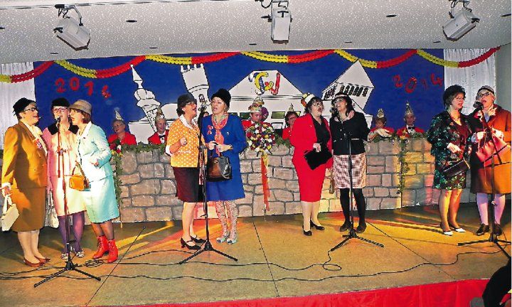 Im traditionellen Outfit begannen die Sahnetörtcher.