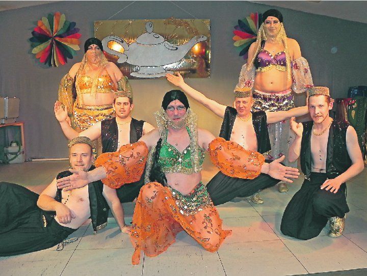 Das Männerballett leitete mit seinem orientalischen Tanz das Finale ein.