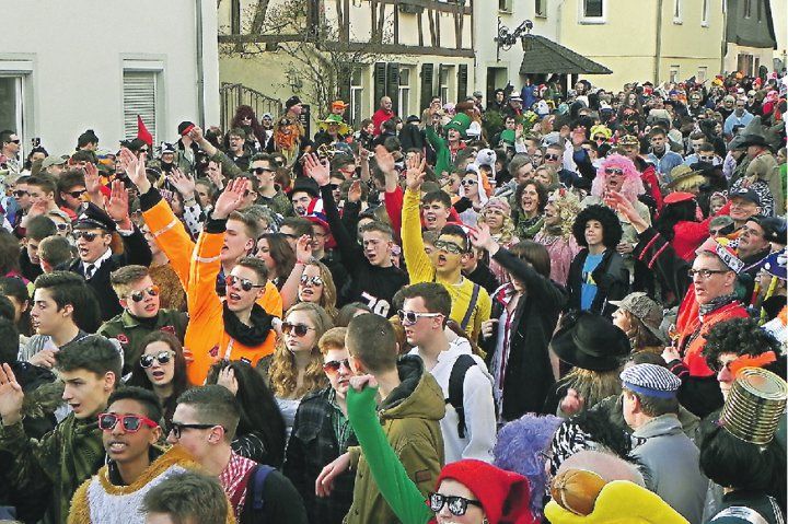 Die gesamte Zugstrecke wurde zu einer riesigen Partyzone. Publikum und Aktive vermischten sich beim gemeinsamen Feiern.