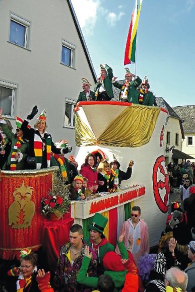 Im überdimensionalen Topf saßen die Elferräter aus Aulhausen.