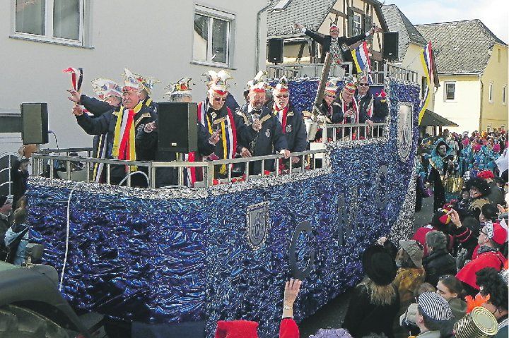 Mit ihrem Narrenschiff schwammen die Marienthaler Karnevalisten durch Johannisberg.