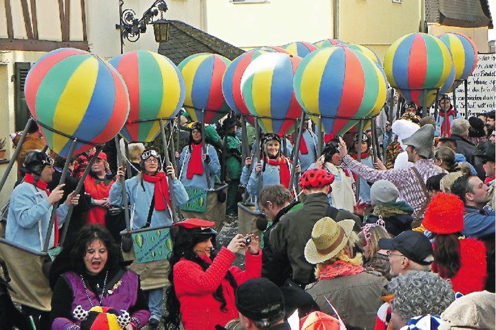 Über den Wolken schwebte die Fußgruppe der Rüdesheimer Kolpingfamilie.