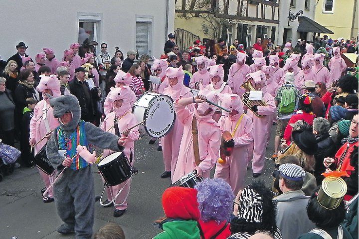 Als rosa Schweinchen kamen die Musiker der „Old Ramsey Cadets“ aus England.