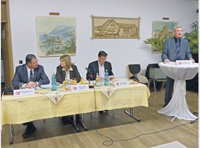 mh_45_2014_ki_gesprachbeimwein_1.jpg