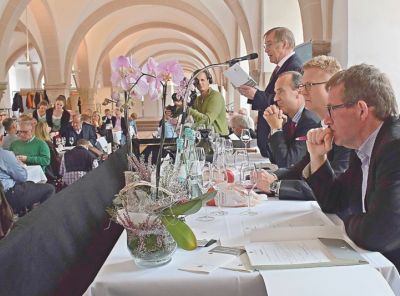 hhs_39_2015_rh_versteigerung_01_podium_arte.jpg