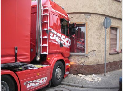 20151008_lkw_in_wohnhaus_in_oestrich_1.jpg