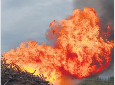 mh_16_2017_el_brauchtumsfeuer_1.jpg