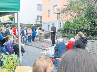 av_33_2017_ru_kreuzsegnung-beim-strassenfest-1.jpg