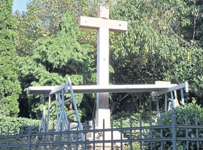 av_45_2017_ru_restauriertes-kreuz-zurueck-1.jpg