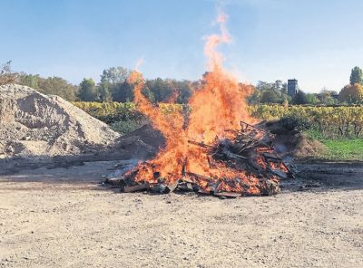av_42_2018_ru_bueromoebel-gehen-in-flammen-auf.jpg