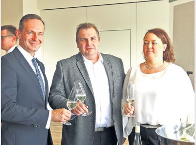 minister-wissing-mit-marcus-timo-und-nadja-fetz.jpg