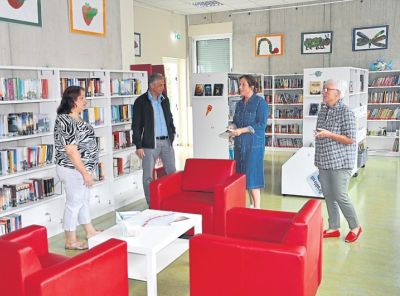 av_30_2020_ru_buergermeister-von-stadt--und-schulbuecherei-beeindruckt.jpg