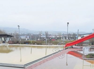 av_05_2021_ru_vater-rhein-nimmt-sich-schwimmbad-1.jpg